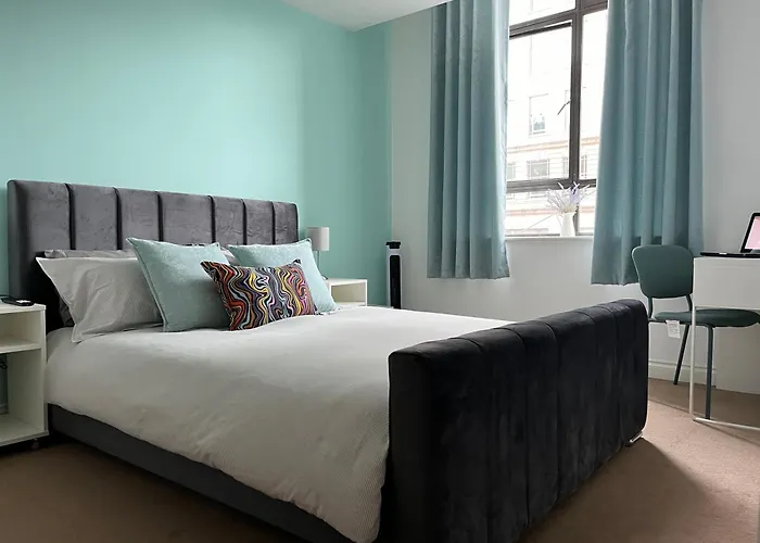 Central Birmingham Modern Apt
