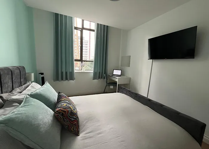 Central Birmingham Modern Apt